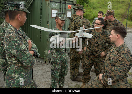 Des soldats US Marines philippins montrent un RQ-11 Raven lancé à la main, le contrôle à distance du véhicule aérien sans pilote au cours de l'exercice de débarquement amphibies des Philippines au Colonel Ernesto Ravina Air Base 7 octobre 2016 aux Philippines. Banque D'Images