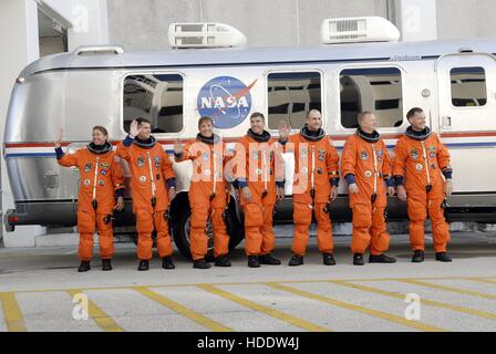 L'équipage de la mission STS-126 de la NASA les astronautes (L-R) Sandra Magnus, Shane Kimbrough, Heidemarie Stefanyshyn-Piper, Stephen Bowen, Donald Pettit, Eric Boe, et Christopher Ferguson vague à la foule avec un Astrovan avant de la navette spatiale Endeavour lancement au Centre spatial Kennedy le 14 novembre 2008 dans la région de Merritt Island, en Floride. Banque D'Images