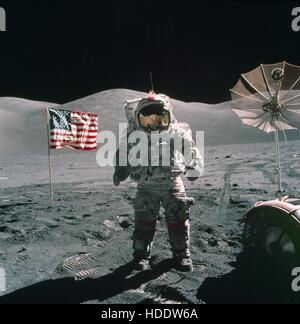 L'astronaute de la mission Apollo 17 de la NASA, Eugene Cernan marche sur la surface lunaire près du Rover lunaire au cours de la deuxième sortie dans l'équipages EVA 12 décembre 1972 à la vallée Taurus-Littrow sur la Lune. Banque D'Images