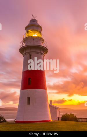 Le phare à tête basse au Nord de Georgetown en Tasmanie allumé juste avant le coucher du soleil. Banque D'Images