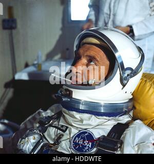 Gemini-Titan 3 DE LA NASA L'astronaute de l'équipage de sauvegarde Wally Schirra convient à jusqu'à des tests à la base aérienne de Cap Canaveral en 1965 à Cape Canaveral, en Floride. Banque D'Images