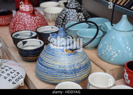 Théières et tasses asiatiques colorés dans une échoppe de marché à Hong Kong, Chine Banque D'Images