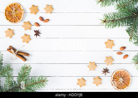 Cadre de Noël avec étoile pain d'épices, des biscuits et des branches de sapin sur fond blanc Banque D'Images