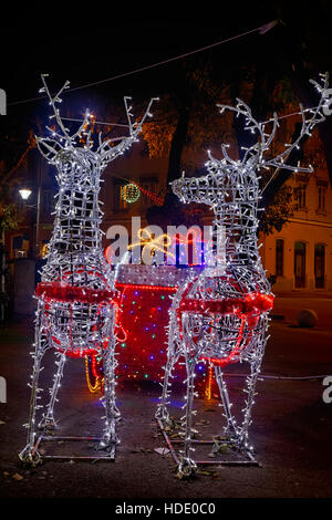 Traîneau du Père Noël avec des cadeaux et décoration de Noël, deux rennes Banque D'Images