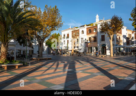 Village de Nerja, sur la Costa del Sol, province de Málaga, Andalousie, Espagne Banque D'Images