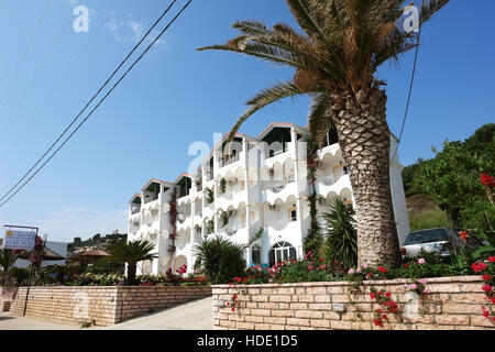 Vrahos, Grèce, 10 mai 2013 : bâtiment moderne et le jardin de fleurs et de palmiers, sur la côte de la mer Ionienne, en Grèce. Banque D'Images