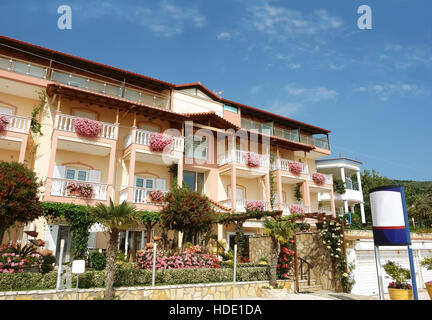 Vrahos, Grèce, 10 mai 2013 : immeuble moderne et jardin avec des fleurs, sur la côte de la mer Ionienne, en Grèce. Banque D'Images
