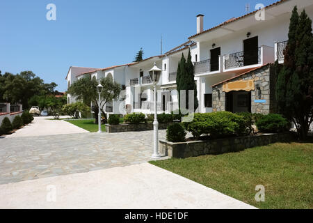 Parga, GRÈCE - 10 mai 2013 : Élégante, bâtiment blanc moderne avec balcon et vue sur jardin dans petite ville,côte de Mer Ionienne Banque D'Images