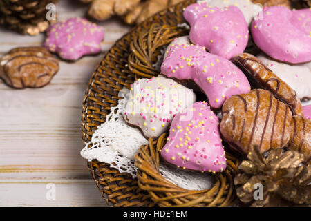 Épicé de Noël en forme de cookies - cookies colorés sur la plaque d'or et décoration de Noël Banque D'Images