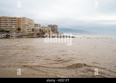 Fuengirola, Malaga, Espagne. 4e décembre 2016. La pluie le plus lourd au cours des 25 dernières années Banque D'Images