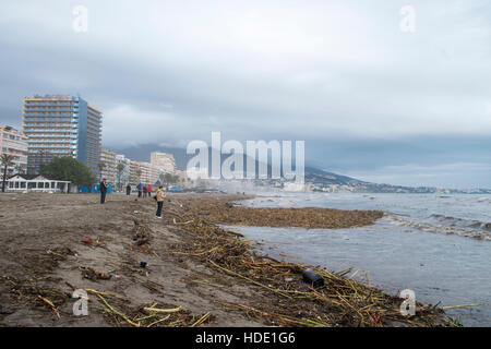 Plage de los Boliches, Fuengirola, Malaga, Espagne. 4e décembre 2016. La pluie le plus lourd au cours des 25 dernières années Banque D'Images