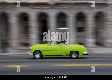 L'Amérique verte voiture décapotable conduite le long du Malecon, La Havane, Cuba Banque D'Images