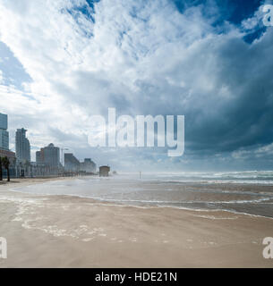 Israël, Tel Aviv, paysage urbain tourné de la plage - Stormy Weather Banque D'Images