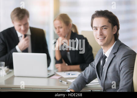Groupe de gens d'affaires et d'un jeune homme Banque D'Images