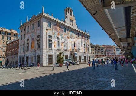 Gênes, Italie - juin 2, 2015 : personnes non identifiées par le Palazzo San Giorgio de Gênes, Italie. Palace a été construit en 1260 et façade Banque D'Images