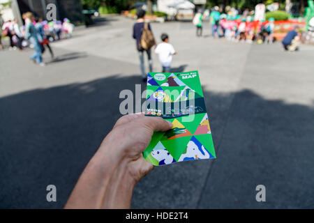 Man holding ticket de zoo de Ueno à Tokyo, Japon. C'est Japon plus ancien zoo, a ouvert le 20 mars 1882 Banque D'Images