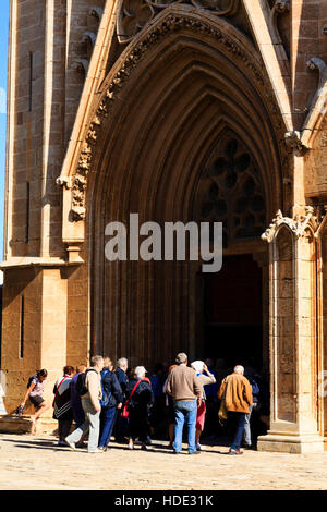 Les touristes de Lala Mustafa Pacha Mosquée, Famagusta, Gazimagusta, Ammochostos, Chypre. Banque D'Images