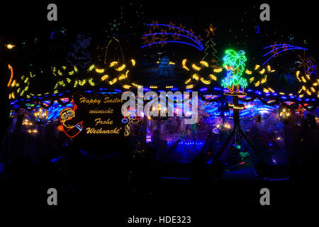 Les lumières de Noël sur parc d'ride, Marché de Noël de Brême, Allemagne. 2016. Banque D'Images