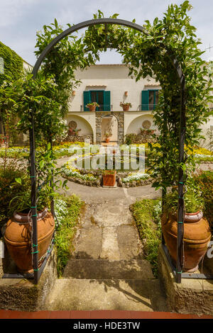 Le jardin historique 1288 terrasse de l'Hotel Parsifal à Ravello, Italie. Les ermites officiellement de St.Augustine monastery. Banque D'Images