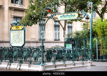 Signe de métro typique dans le centre de Paris en France Banque D'Images