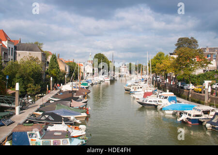 Plusieurs bateaux sur un canal dans le centre historique de Dordrecht, Pays-Bas Banque D'Images