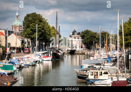 Plusieurs bateaux sur un canal dans le centre historique de Dordrecht, Pays-Bas Banque D'Images