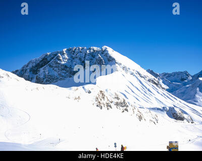 Ski piste passant sous le Rufispitze au-dessus de Lech et Zurs Autriche Arlberg Banque D'Images