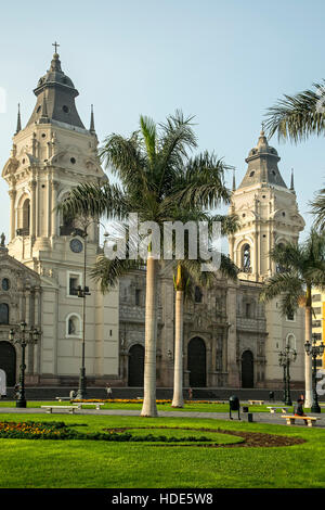 Cathédrale de Lima et de la Plaza de Armas, Lima, Pérou Banque D'Images