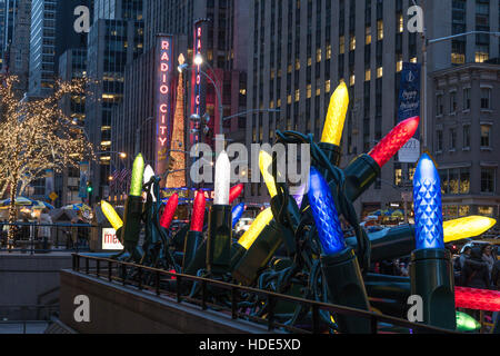 L'affichage lumineux de Noël géant, Rockefeller Center, NEW YORK CITY Banque D'Images