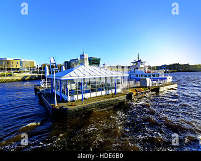 South Shields passenger ferry landing ciel bleu Banque D'Images