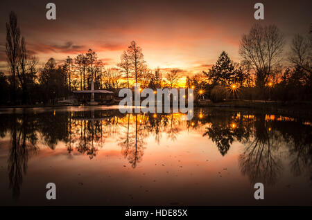Beau paysage d'automne. Coucher de soleil sur un lac de forêt. Banque D'Images