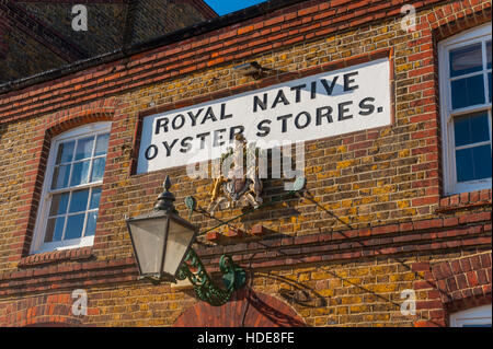 Signe sur l'Huître indigène Royal store à Whitstable Kent. Banque D'Images