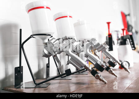 Pistolet de pulvérisation sur bois table. dans le service automobile. utilisé pour la peinture et les revêtements industriels Banque D'Images