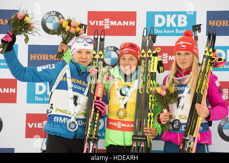 Pokljuka, la Slovénie. 11Th Feb 2016. De gauche à droite : Kaisa Makarainen de Finlande, Laura Dahlmeier d'Allemagne et de République tchèque Eva Puskarcikova einners des femmes 10 km poursuite Biathlon à la Coupe du Monde de Pokljuka © Rok Rakun/Pacific Press/Alamy Live News Banque D'Images