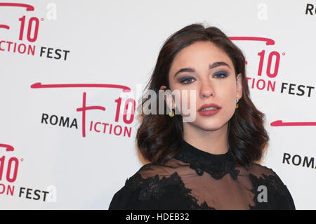 Roma, Italie. 11Th Feb 2016. La marraine de la "Roma Fiction Fest 2016", Matilda De Angelis, le tapis rouge lors de la quatrième journée. © Andrea Bracaglia/Pacific Press/Alamy Live News Banque D'Images