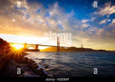 Coucher de soleil sur le Golden Gate Bridge avec starburst soleil, San Francisco, Californie Banque D'Images