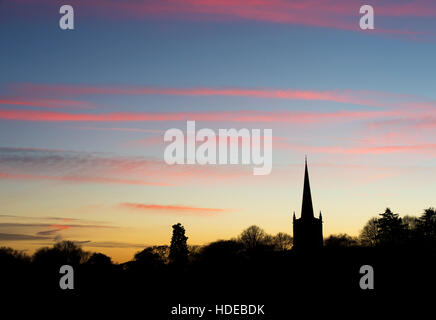 L'église Holy Trinity au coucher du soleil. Stratford Upon Avon, Warwickshire, en Angleterre. Silhouette Banque D'Images