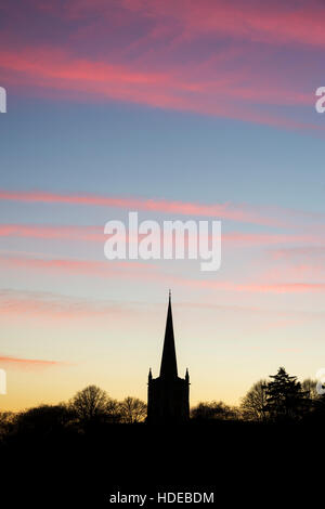 L'église Holy Trinity au coucher du soleil. Stratford Upon Avon, Warwickshire, en Angleterre. Silhouette Banque D'Images