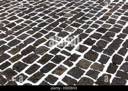 Trottoir de la rue de granit gris avec un motif de surface blanche neige Banque D'Images