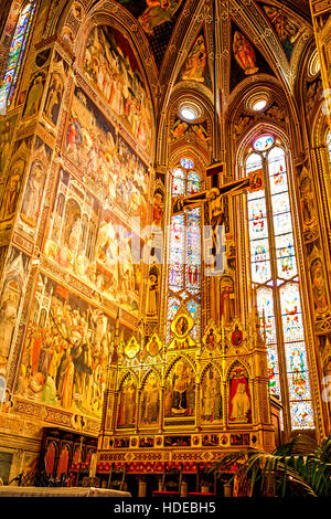 Autel de la Basilique Santa Croce de Florence avec le crucifix de Cimabue Banque D'Images