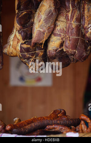 Maison traditionnelle de charcuterie et de saucisses, fumé, pendus dans le marché Banque D'Images