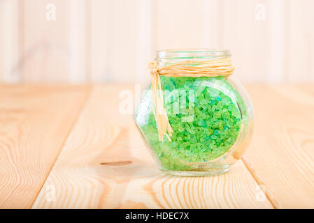 Pot en verre avec sel de mer avec l'extrait de pin naturel Banque D'Images