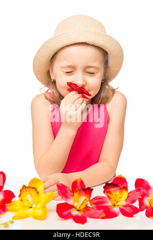 Girl smelling une branche d'orchidées rose sur fond blanc Banque D'Images