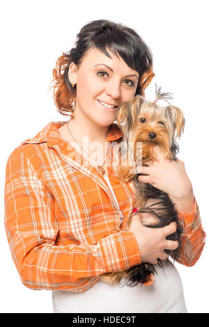 Portrait vertical d'une jeune fille dans une chemise à carreaux et un chien Yorkshire Terrier Banque D'Images