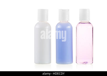 Trois bouteilles avec les cosmétiques gros plan sur un fond blanc isolé Banque D'Images