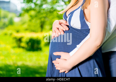 Close-up du ventre d'une femme enceinte tourné dans le parc Banque D'Images