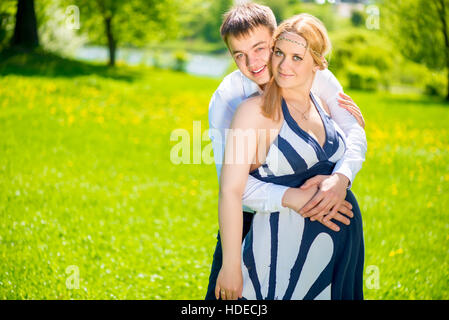 Femme enceinte et son mari marcher dans le parc d'été Banque D'Images