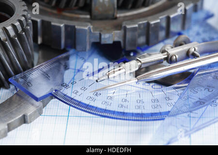 Concept d'ingénierie. Jeu de pignons près de sur le plan de division Banque D'Images