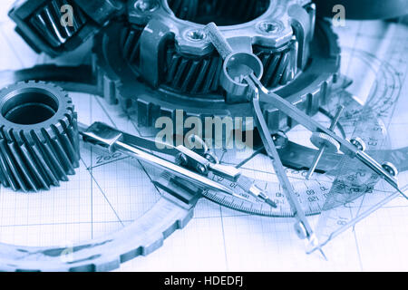 Concept d'ingénierie. Jeu de pignons près de sur le plan de division Banque D'Images