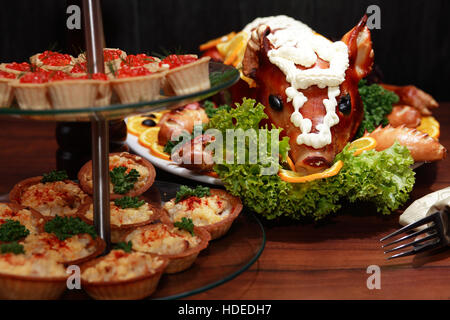 Cochon de lait rôti décoration avec des légumes sur grande assiette Banque D'Images